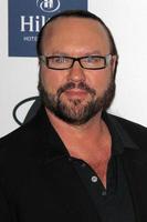 Los Angeles, 9. Februar – Desmond Child kommt am 9. Februar 2013 zur Clive Davis 2013 Pre-Grammy Gala im Beverly Hilton Hotel in Beverly Hills, ca foto