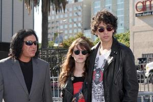 los angeles, aug 14 - gene simmons alex esso nick simmons kommt bei den vh1 do something awards 2011 im hollywood palladium am 14. august 2011 in los angeles, ca. an foto