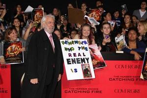 los angeles, nov 18 - donald sutherland bei der the hunger games - fangfeuer premiere im nokia theater am 18. november 2013 in los angeles, ca foto