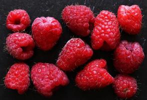 Handvoll Himbeeren auf Schiefer foto