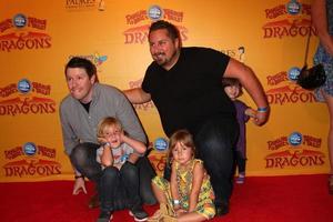 los angeles, 12. jul - bill horn, scout masterson mit ihrer daighter in lila, und tori spelling s kinder vor ihnen kommen zu drachen, die von ringling bros und barnum and bailey circus im Staples center am 12. juli 2012 in los angeles präsentiert werden, ca foto