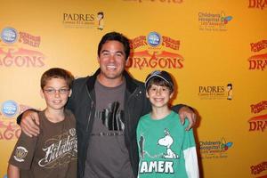 los angeles, 12. juli - dean cain und sohn in braun, freund grün kommen zu dragons präsentiert von ringling bros und barnum and bailey circus im Staples center am 12. juli 2012 in los angeles, ca foto