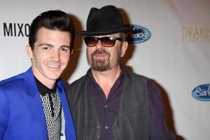 Los Angeles, 17. April - Drake Bell, Dave Stewart auf der Album-Release-Party von Drake Bell für fertig, fertig, los bei Mixology am 17. April 2014 in Los Angeles, ca foto