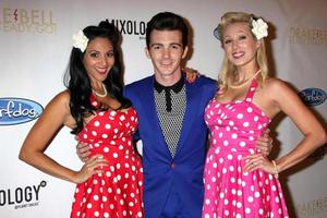 Los Angeles, 17. April - Drake Bell, Models auf der Album-Release-Party von Drake Bell für fertig, fertig, los bei Mixology am 17. April 2014 in Los Angeles, ca foto