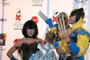 los angeles, oktober 30 - tori spelling, tochter stella, sohn liam, ehemann dean mcdermott kommt am 30. oktober 2010 in santa monica, ca., zum 17. jährlichen traumhalloween-begünstigungs-caaf im barker hanger foto