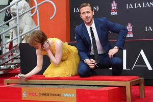 los angeles, 7. dezember - emma stone, ryan gosling bei der hand- und fußabdruckzeremonie von emma stone und ryan gosling im tcl chinese theater am 7. dezember 2016 in los angeles, ca foto