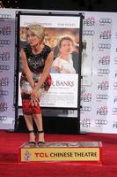 los angeles, 7. nov. - emma thompson bei der emma thompson hand- und fußabdruckzeremonie im tcl chinese theater am 7. november 2013 in los angeles, ca foto