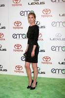 los angeles, 15. oktober - emily vancamp kommt am 15. oktober 2011 bei den umweltmedienpreisen 2011 im warner brothers studio in beverly hills, ca foto