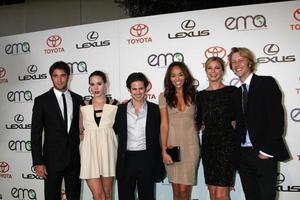 los angeles, okt. 15 - joshua bowman, christa ballen, connor paolo, ashley madekwe, emily vancamp, gabriel mann kommen bei den umweltmedienpreisen 2011 im warner brothers studio am 15. oktober 2011 in beverly hills an, ca foto