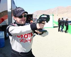 los angeles, 23. märz - jackson rathbone, der mit einer fernbedienung für ein spielzeugauto beim 37. jährlichen toyota-proberühmtheitsrenntraining auf dem internationalen speedway von willow springs am 23. märz 2013 in rosamond, ca, exklusives foto spielt