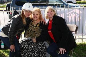 los angeles, 9. feb - kelly sullivan mit der gh-fanclubpräsidentin debbie morris und dem individuellen fancluborganisator debby o connor beim 4. allgemeinen krankenhaushabitat forhumanity fan build day in der 191 e marker street am 9. februar 2013 in long beach, ca foto