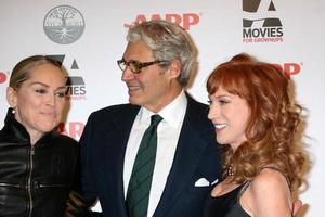 los angeles, feb 6 - sharon stone, michael nouri, kathy griffin kommt am 6. februar 2012 im beverly wilshire hotel in beverly hills, ca foto