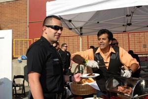 los angeles, 30. nov - eric estrada beim 17. jährlichen polizei- und feuergrillfest der hollywood handelskammer am 30. november 2011 in los angeles, ca foto