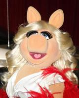 los angeles, nov 12 - miss piggy kommt zur weltpremiere der muppets im el capitan theater am 12. november 2011 in los angeles, ca foto