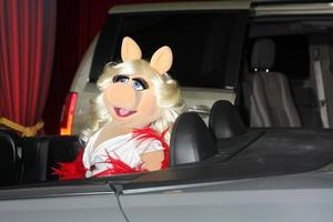 los angeles, nov 12 - miss piggy kommt zur weltpremiere der muppets im el capitan theater am 12. november 2011 in los angeles, ca foto