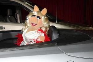 los angeles, nov 12 - miss piggy kommt zur weltpremiere der muppets im el capitan theater am 12. november 2011 in los angeles, ca foto