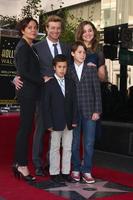 los angeles, feb 14 - rebecca rigg, simon baker und ihre kinder bei der hollywood walk of fame zeremonie zu ehren von simon baker auf dem hollywood boulevard am 14. februar 2013 in los angeles, ca foto