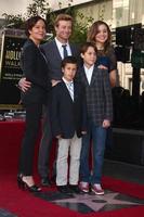 los angeles, feb 14 - rebecca rigg, simon baker und ihre kinder bei der hollywood walk of fame zeremonie zu ehren von simon baker auf dem hollywood boulevard am 14. februar 2013 in los angeles, ca foto