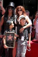 los angeles, 9. juli - slash, frau perla und zwei söhne bei der hollywood walk of fame zeremonie für slash im hard rock cafe in hollywood and highland am 9. juli 2012 in los angeles, ca foto