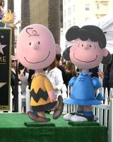 los angeles, nov 2 - charlie brown, lucy bei der snoopy hollywood walk of fame zeremonie auf dem hollywood walk of fame am 2. november 2015 in los angeles, ca foto