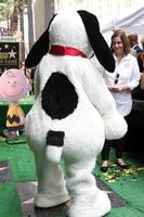 los angeles, nov 2 - snoopy bei der snoopy hollywood walk of fame zeremonie auf dem hollywood walk of fame am 2. november 2015 in los angeles, ca foto