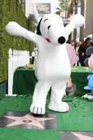 los angeles, nov 2 - snoopy bei der snoopy hollywood walk of fame zeremonie auf dem hollywood walk of fame am 2. november 2015 in los angeles, ca foto