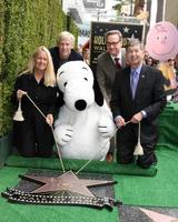 los angeles, nov 2 - snoopy, kammerbeamte, paul feig, craig schultz bei der snoopy hollywood walk of fame zeremonie auf dem hollywood walk of fame am 2. november 2015 in los angeles, ca foto