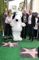 los angeles, nov 2 - paul feig, jean schultz, snoopy, craig schultz, steve martino bei der snoopy hollywood walk of fame zeremonie auf dem hollywood walk of fame am 2. november 2015 in los angeles, ca foto