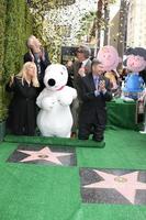 los angeles, nov 2 - snoopy, kammerbeamte, paul feig, craig schultz bei der snoopy hollywood walk of fame zeremonie auf dem hollywood walk of fame am 2. november 2015 in los angeles, ca foto