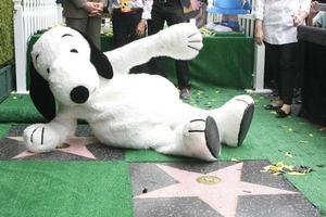 los angeles, nov 2 - snoopy, sowohl mit seinem wof star als auch mit dem wof star für charles schultz bei der snoopy hollywood walk of fame zeremonie auf dem hollywood walk of fame am 2. november 2015 in los angeles, ca foto