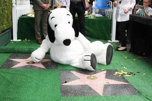 los angeles, nov 2 - snoopy, sowohl mit seinem wof star als auch mit dem wof star für charles schultz bei der snoopy hollywood walk of fame zeremonie auf dem hollywood walk of fame am 2. november 2015 in los angeles, ca foto