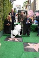 los angeles, nov 2 - snoopy, kammerbeamte, paul feig, craig schultz bei der snoopy hollywood walk of fame zeremonie auf dem hollywood walk of fame am 2. november 2015 in los angeles, ca foto