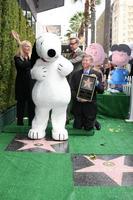 los angeles, nov 2 - snoopy, kammerbeamte, paul feig, craig schultz bei der snoopy hollywood walk of fame zeremonie auf dem hollywood walk of fame am 2. november 2015 in los angeles, ca foto