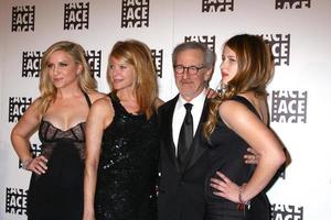 los angeles, feb 17 - jessica capshaw, kate capshaw, steven spielberg, destry allyn spielberg kommt am 17. februar 2013 zu den 63. jährlichen ace eddie awards im beverly hilton hotel in beverly hills, ca foto