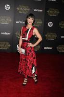 los angeles, 14. dezember - constance zimmer at the star wars - the force wakes weltpremiere im hollywood and highland am 14. dezember 2015 in los angeles, ca foto