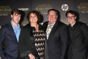 los angeles, 14. dezember - john lasseter, ehefrau, söhne bei the star wars - the force wakens weltpremiere im hollywood and highland am 14. dezember 2015 in los angeles, ca foto