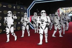 los angeles, 14. dezember - sturmtruppen bei den star wars - das erwachen der macht weltpremiere im hollywood and highland am 14. dezember 2015 in los angeles, ca foto