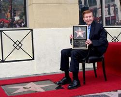 los angeles, feb 13 - sumner redstone bei der sumner redstone starzeremonie auf dem hollywood walk of fame am 13. februar 2012 in los angeles, ca foto