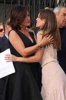 los angeles, 8. nov - mariska hargitay, hilary swank bei der mariska hargitay hollywood walk of fame star zeremonie auf dem hollywood blvd am 8. november 2013 in los angeles, ca foto