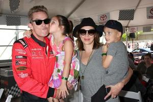 los angeles, 18. feb - mark mcgrath, familie beim toyota grand prix pro promi-rennen auf der toyota grand prix rennbahn am 18. april 2015 in long beach, ca foto