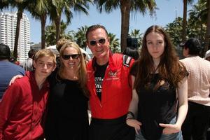 los angeles, feb 18 - robert patrick, ehefrau, sohn, tochter beim toyota grand prix pro promi rennen auf der toyota grand prix rennbahn am 18. april 2015 in long beach, ca foto