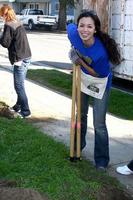 los angeles, 9. feb - theresa castillo gräbt ein neues zaunpfostenloch am 4. allgemeinen krankenhaushabitat forhumanity fan build day in der 191 e marker street am 9. februar 2013 in long beach, ca foto