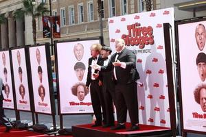 los angeles, 10. april - sean hayes, chris diamantopoulos, will sasso kommt zur drei-stooges-premiere im graumans chinese theater am 10. april 2012 in los angeles, ca foto