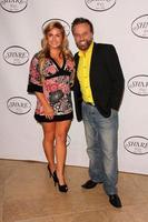 los angeles, 11. mai - tia barr, yakov smirnoff kommt am 11. mai 2013 im beverly hilton hotel in beverly hills, ca foto