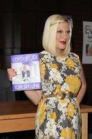 los angeles, 17. april - tori spelling bei einer signierstunde für ihr buch celebratori bei barnes and noble at the grove am 17. april 2012 in los angeles, ca foto