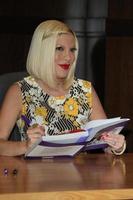 los angeles, 17. april - tori spelling bei einer signierstunde für ihr buch celebratori bei barnes and noble at the grove am 17. april 2012 in los angeles, ca foto