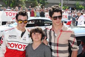 los angeles, 16. april - kevin jonas, frankie jonas, nick jonas beim toyota grand prix pro promi rennen auf der toyota grand prix strecke am 16. april 2011 in long beach, ca foto