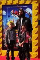 los angeles, 1. feb - travis barker, kinder bei der lego filmpremiere im village theater am 1. februar 2014 in westwood, ca foto