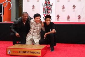 los angeles, 6. juni - chris tucker, jackie chan, jaden smith bei der hand- und fußabdruckzeremonie für jackie chan im tcl chinese theater am 6. juni 2013 in los angeles, ca foto