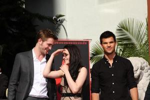 los angeles, 3. nov - robert pattinson, kristen stewart, taylor lautner bei der hand- und fußabdruckzeremonie für die schauspieler der twilight saga im grauman s chinese theater am 3. november 2011 in los angeles, ca foto